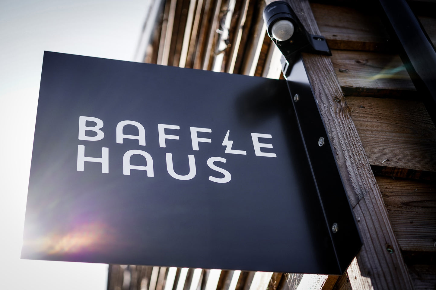 Schild mit vorspringender Metallklinge