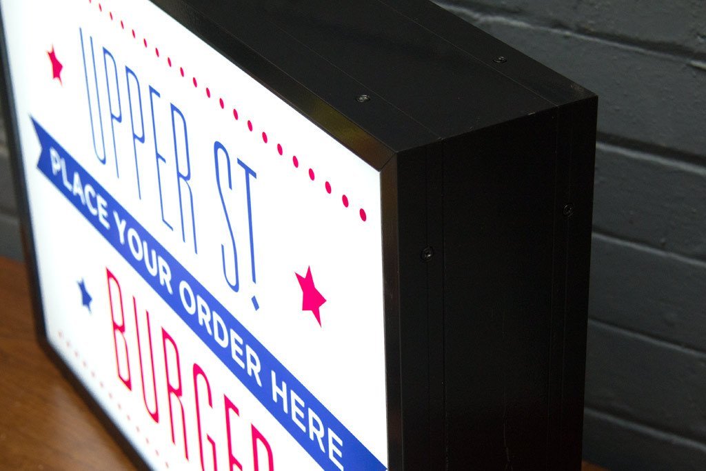 Leuchtkasten aus schwarzem Metall