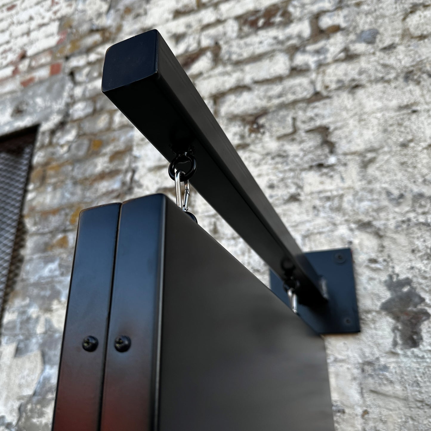 Hnaging bracket detail