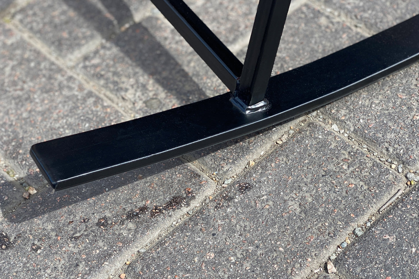 Schaukelndes Straßenschild