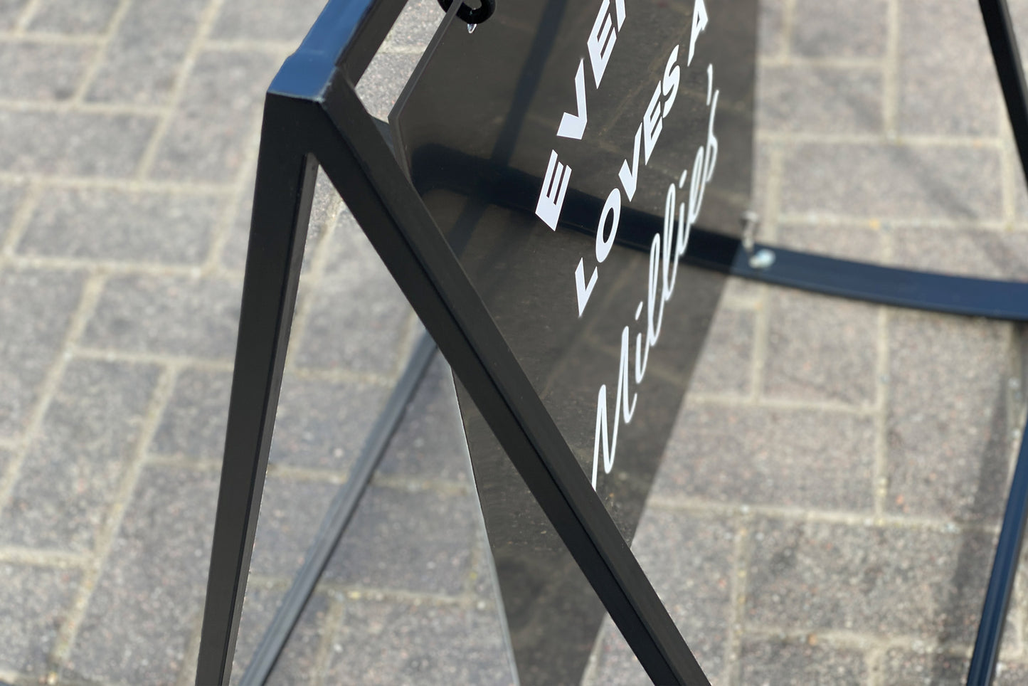 Schaukelndes Straßenschild