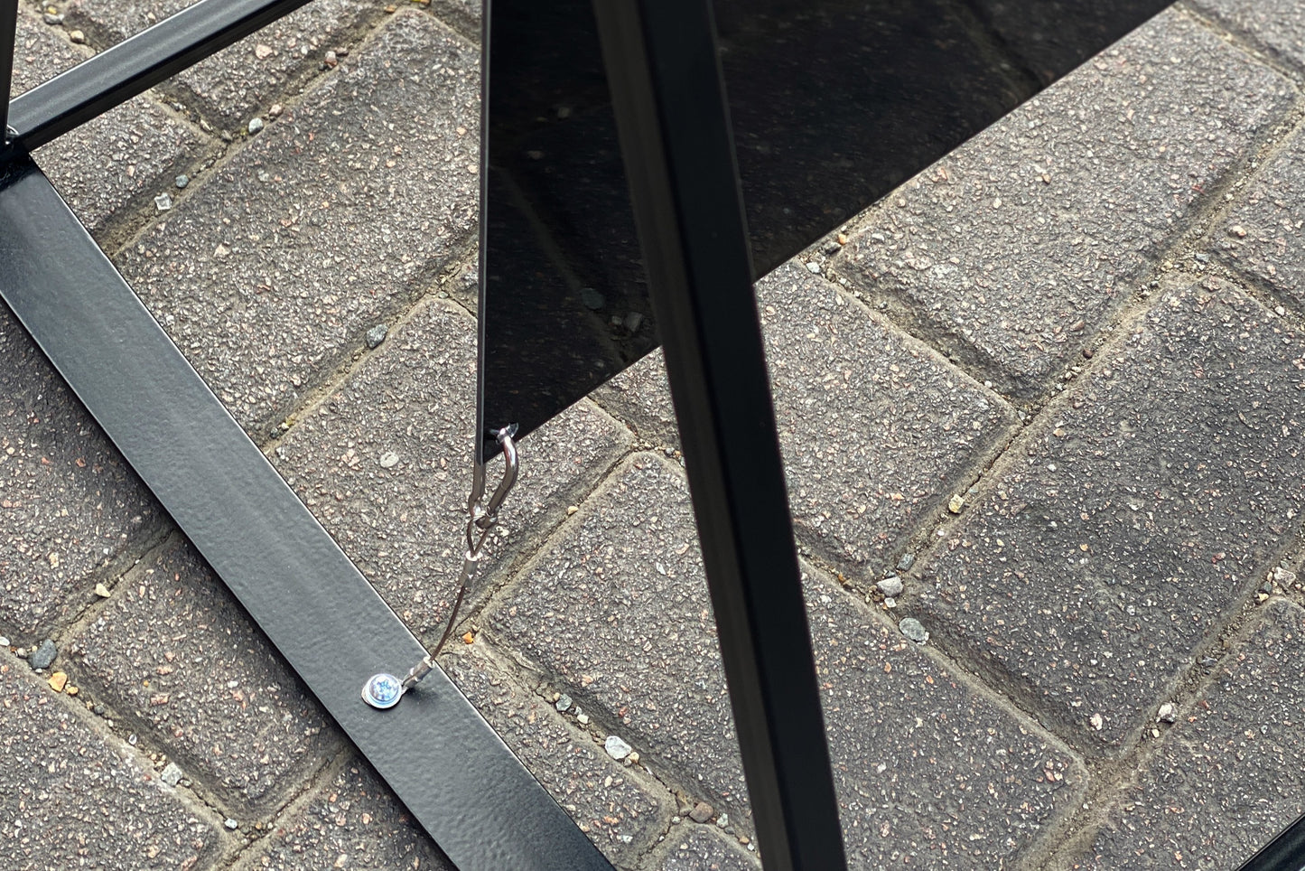 Schaukelndes Straßenschild