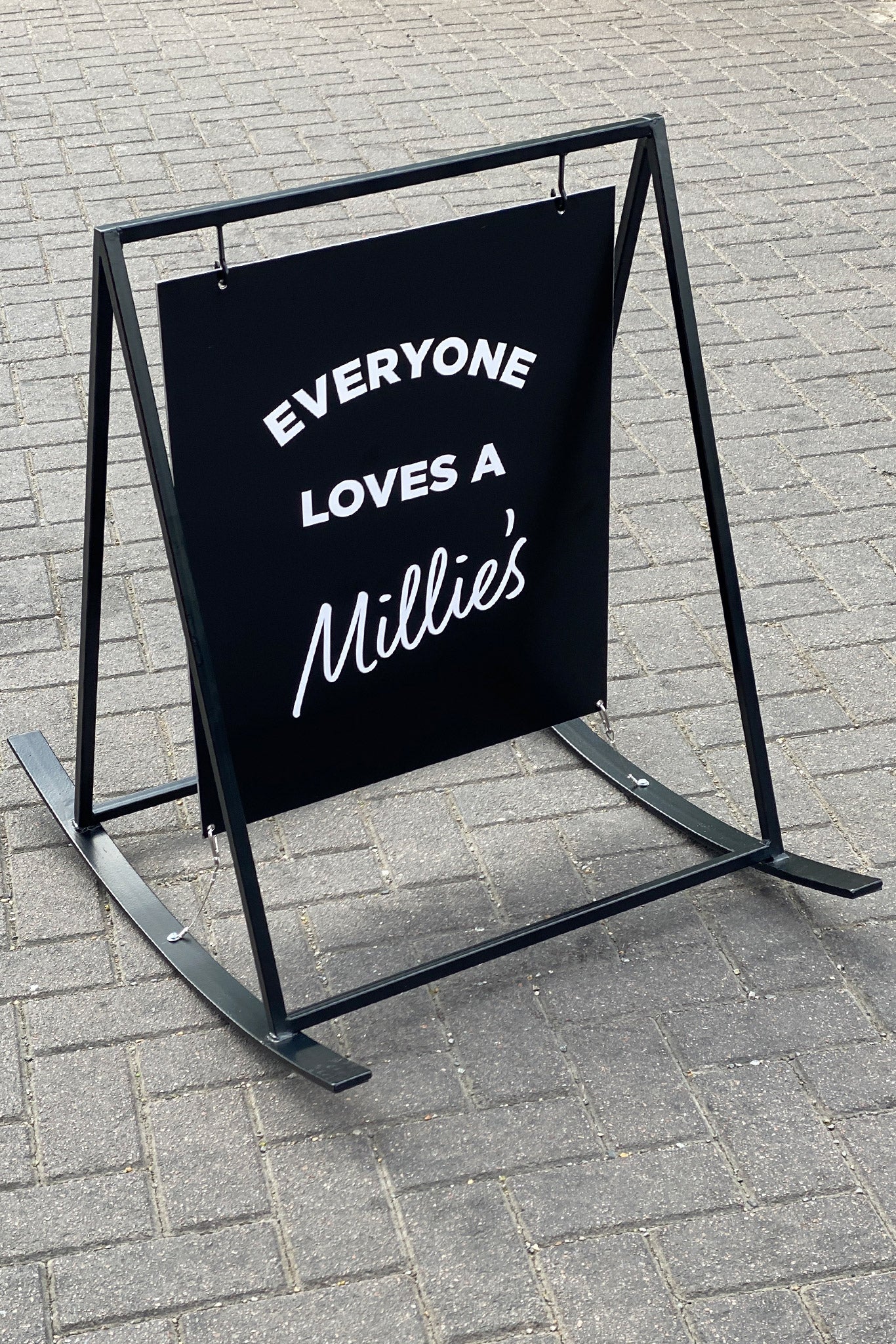 Schaukelndes Straßenschild