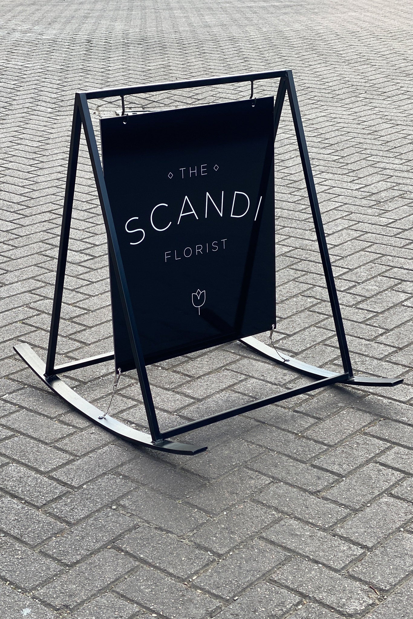 Schaukelndes Straßenschild