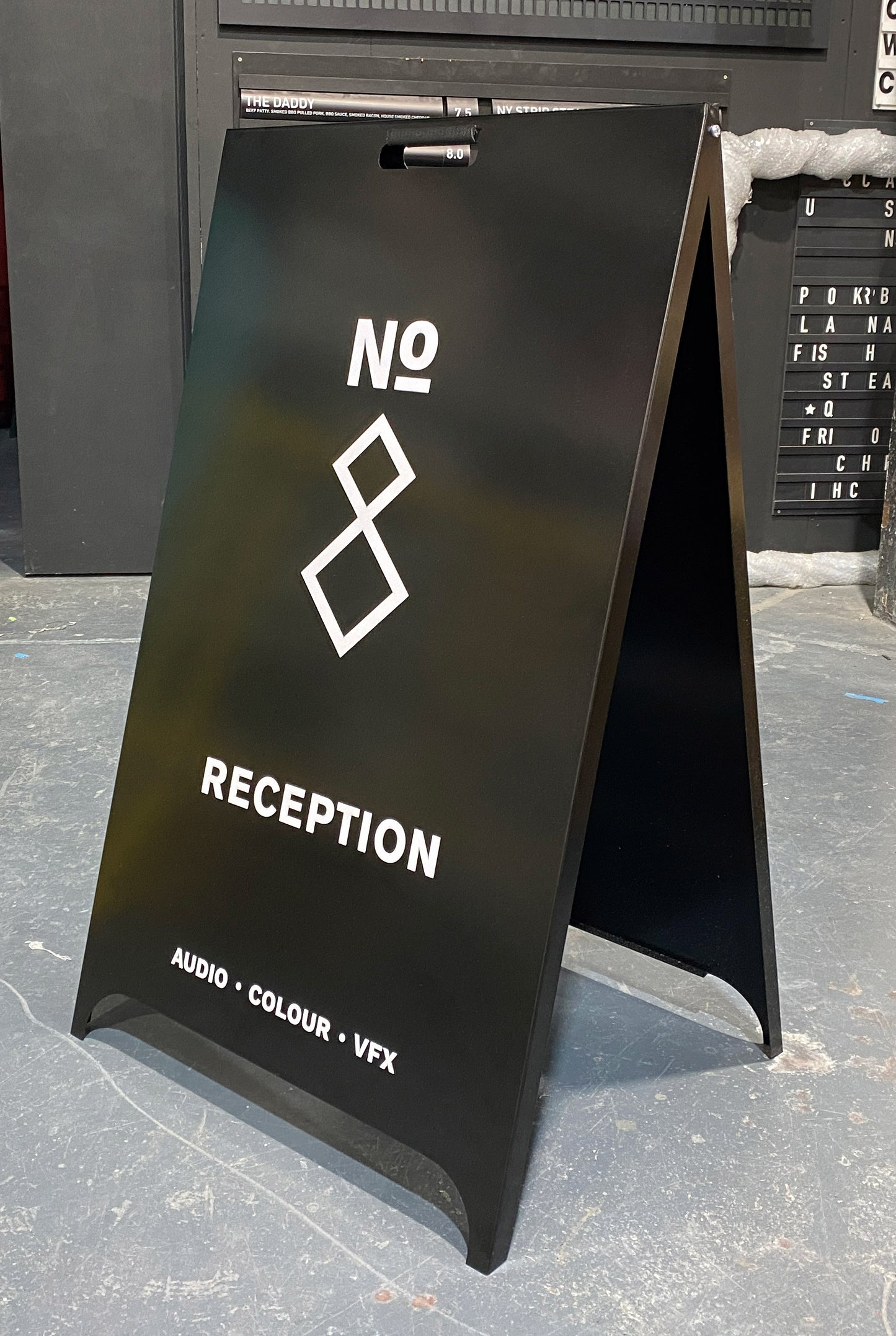 Straßenschild aus Metall