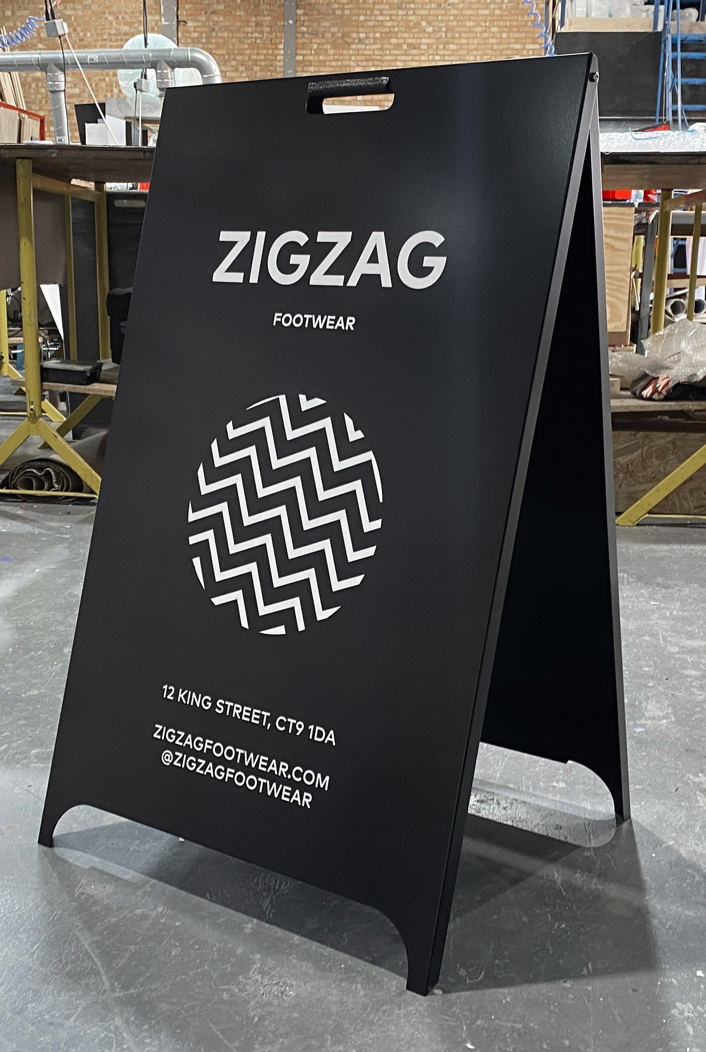 Straßenschild aus Metall